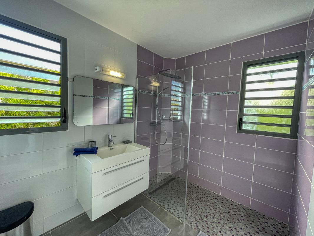 19 Location villa Andrea 3 chambres 6 personnes vue mer et piscine à sainte anne en guadeloupe - salle de douche 1